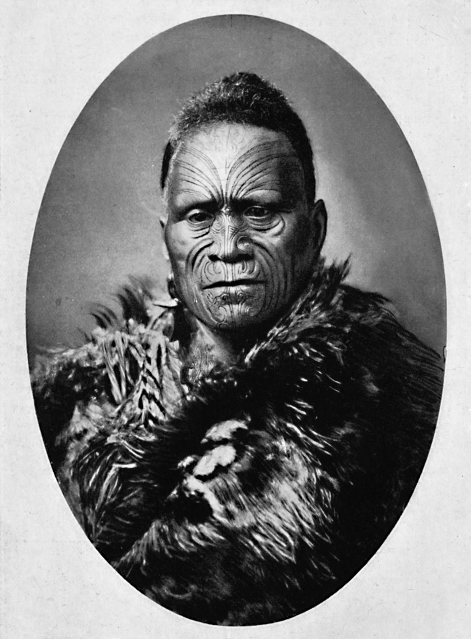 Özenle dövmeli yüzü ve hava pelerini olan bir Maori şefi, 1902 by Josiah Martin