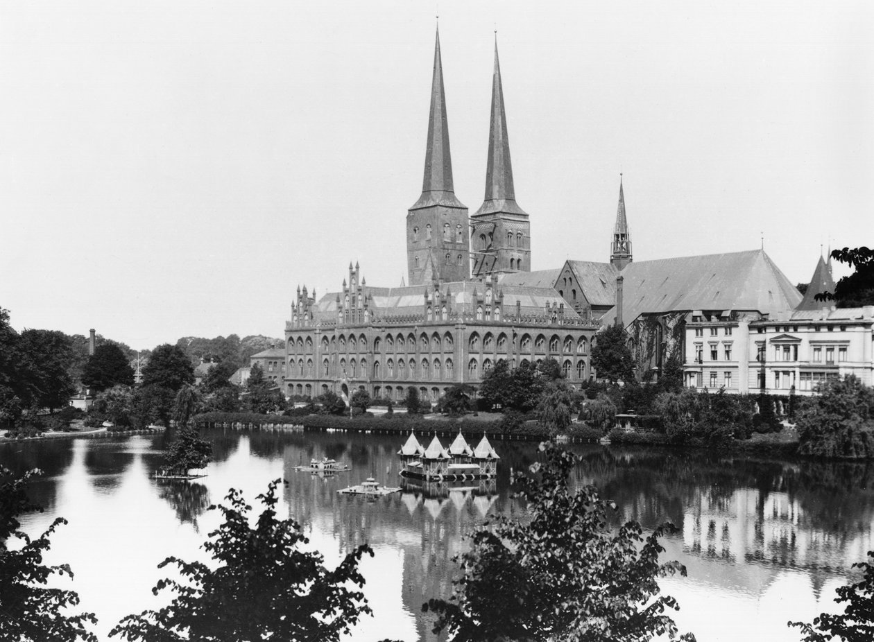 Arka planda Marienkirche ile müzenin görünümü, Lübeck, c.1910 by Jousset