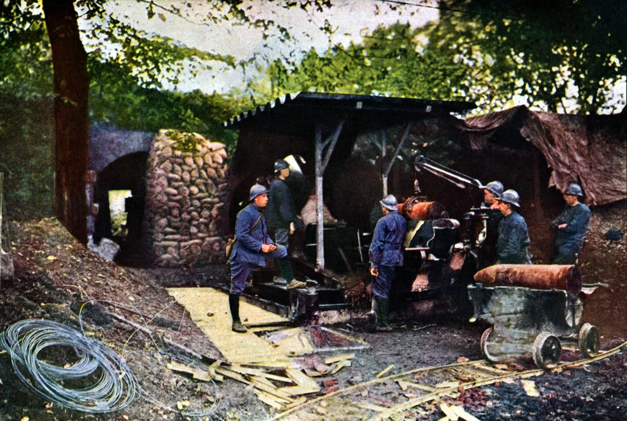 Bir duvarın arkasındaki kamuflaj ağının altında bir Fransız ağır silah bataryası, Verdun, Eylül 1916 (otokrom) by Jules Gervais Courtellemont