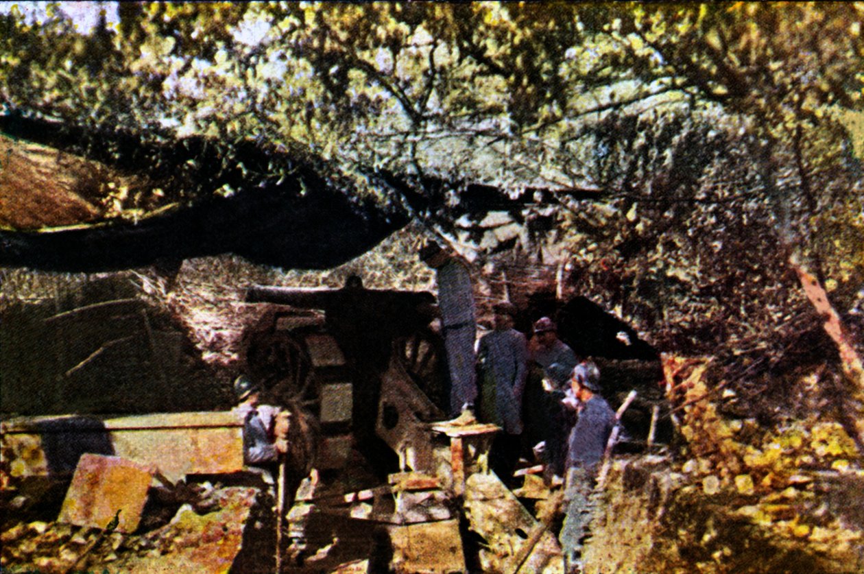 Ormanda kamuflaj ağı altında bir Fransız ağır silah bataryası, Verdun, Eylül 1916 (otokrom) by Jules Gervais Courtellemont