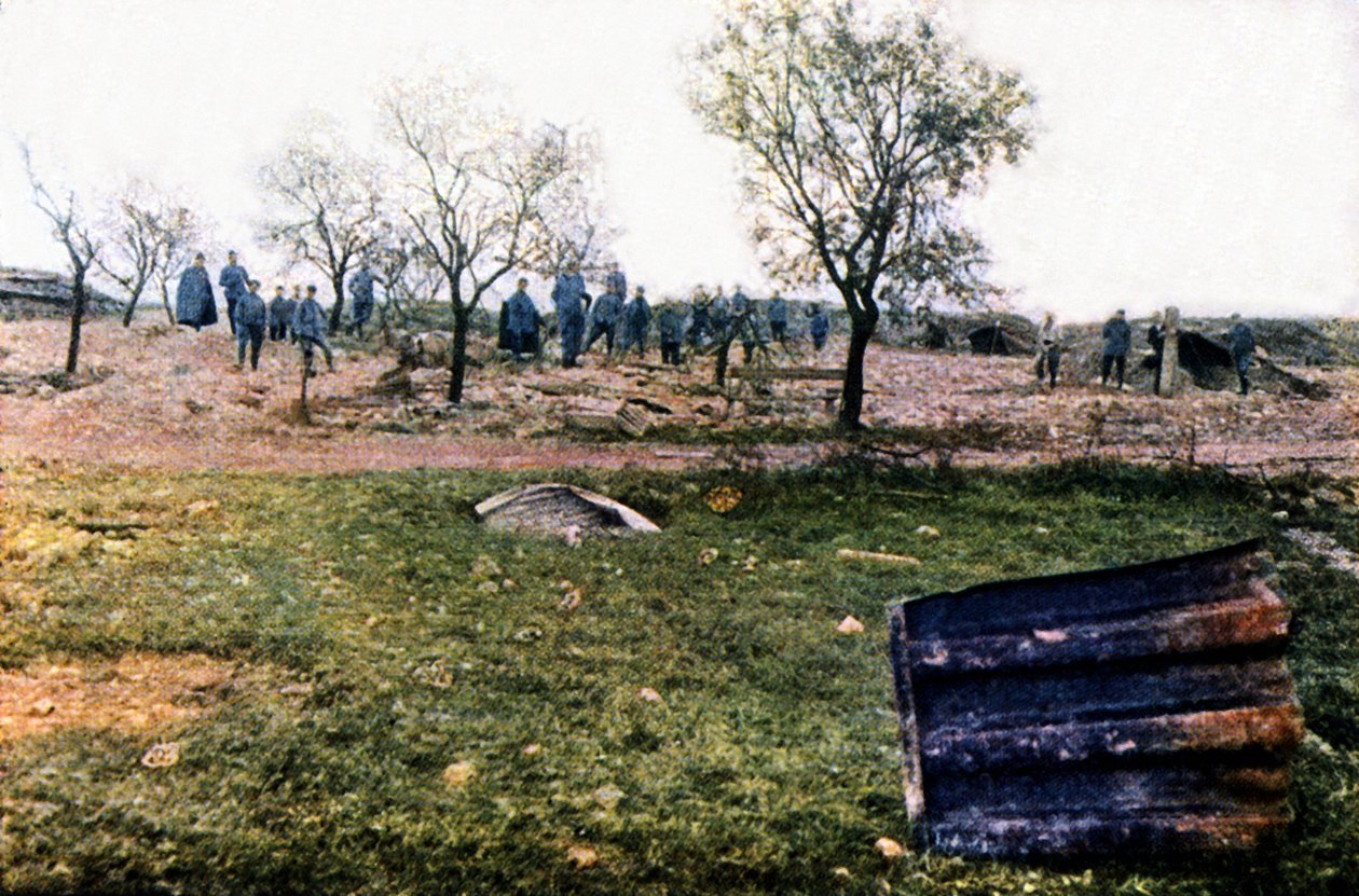 Verdun yakınlarındaki Fransız ordusunun Almanlar tarafından yok edilen bir sığınağı, Eylül 1916 (otokrom) by Jules Gervais Courtellemont