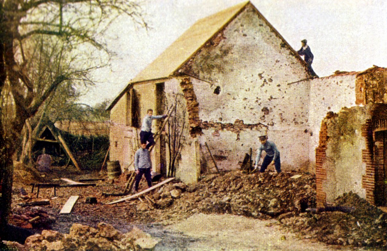 Paris'in doğusundaki Marne Savaşı sırasında ağır hasar gören bir evde çalışan dört adam, Eylül 1914 (otokrom) by Jules Gervais Courtellemont