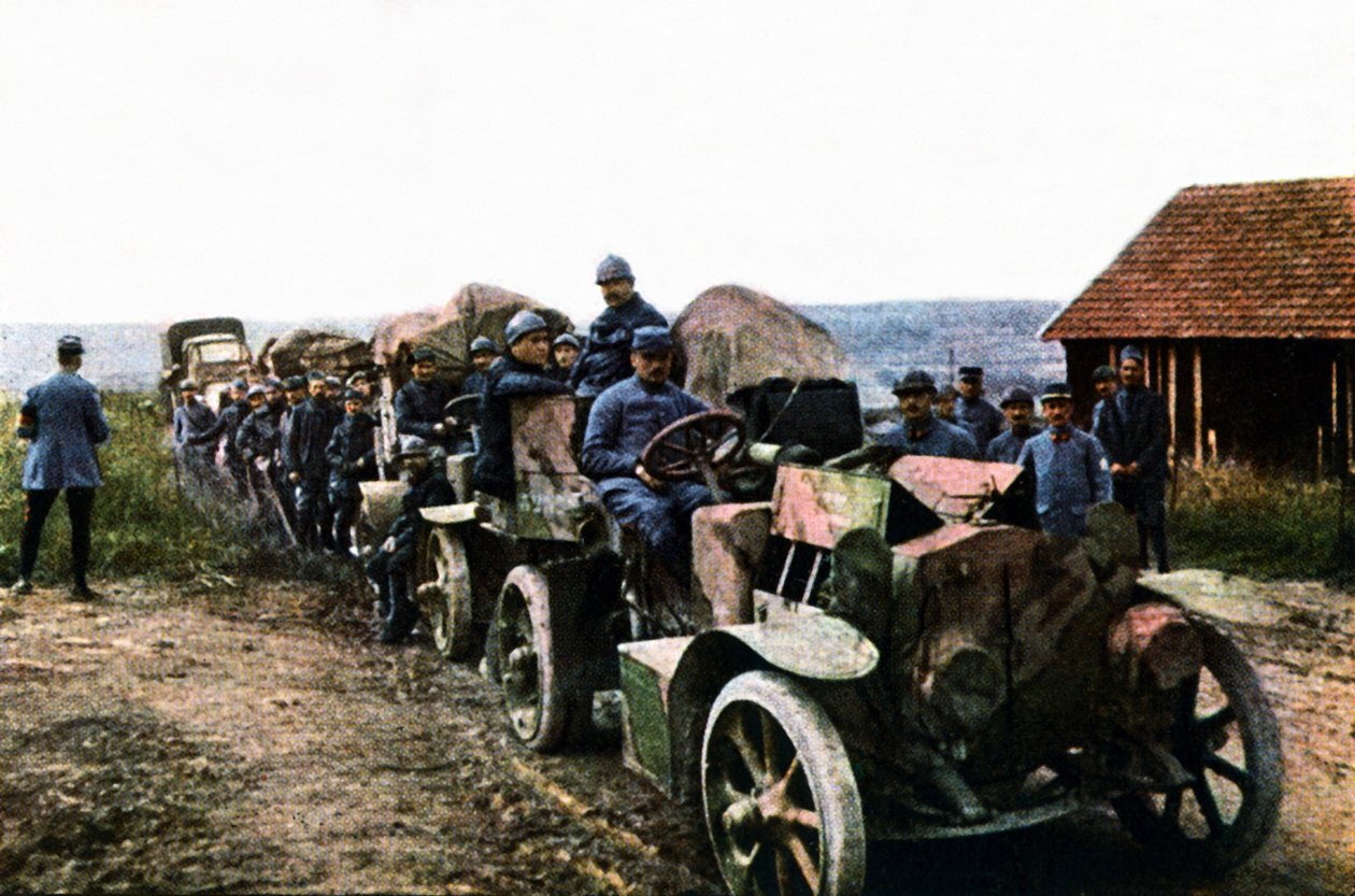 Fransız askerleri ve Verdun Muharebesi sırasında mobil hava savunmasının araçları, Eylül 1916 (otokrom) by Jules Gervais Courtellemont
