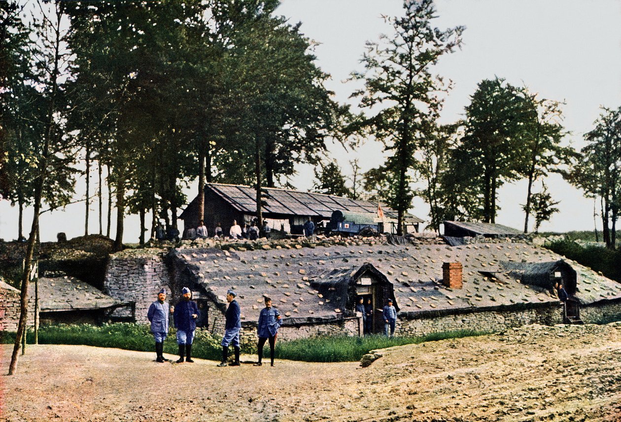 Fransız askerleri, önden dört mil geride bir ambulans istasyonunda, Verdun, 1916 (otokrom) by Jules Gervais Courtellemont