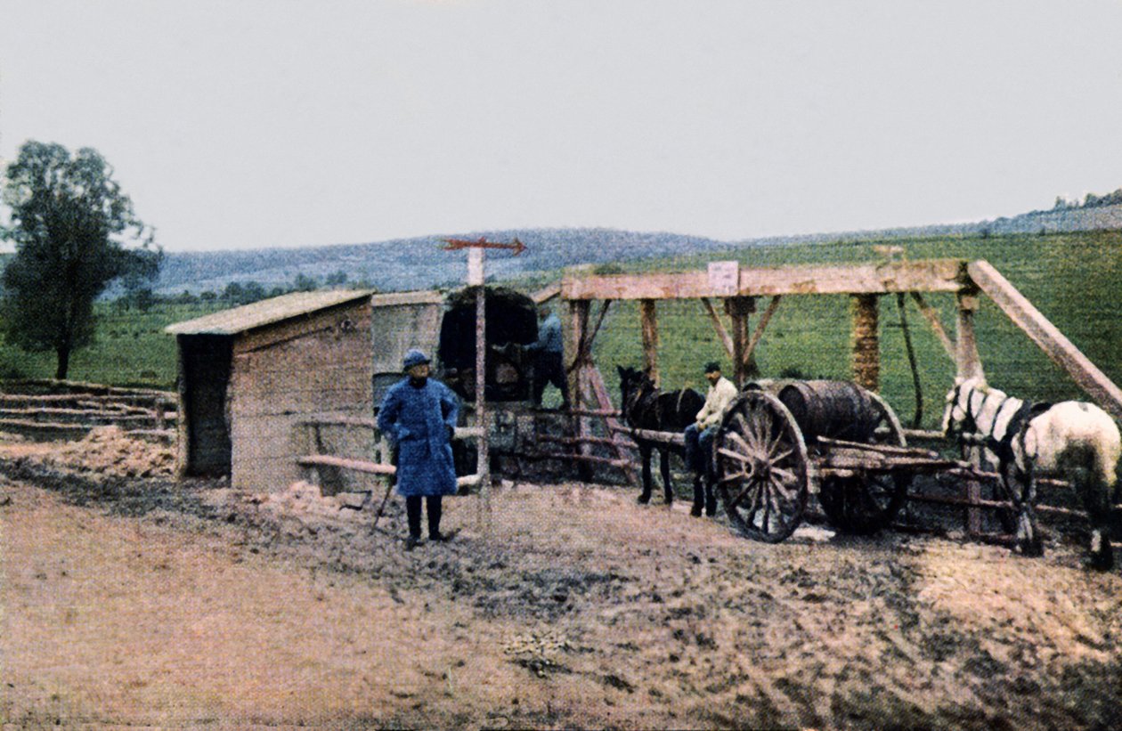 Bir Fransız su tedarik istasyonu, Verdun, 1916 (otokrom) by Jules Gervais Courtellemont