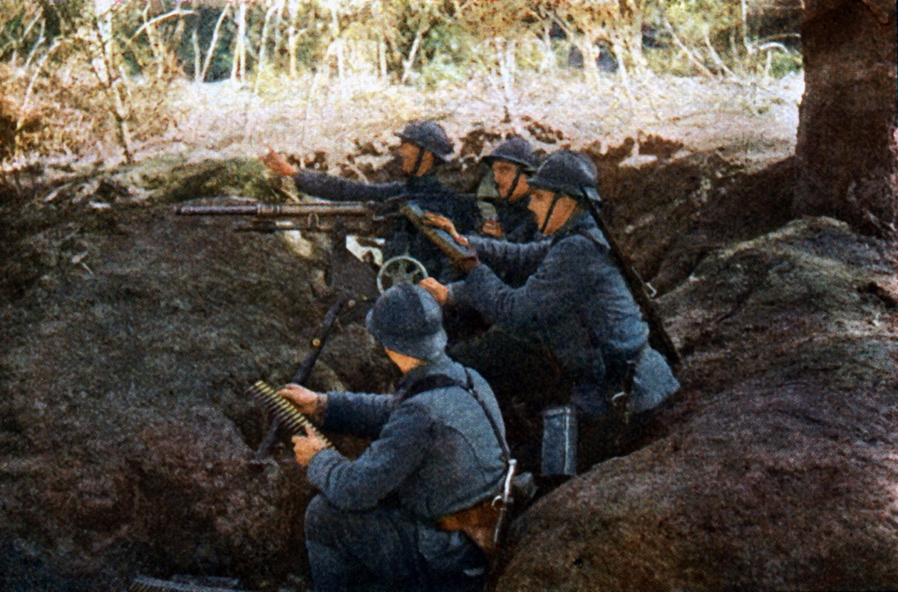 Verdun yakınlarında makineli tüfekli Fransız askerleri, Eylül 1916 (otokrom) by Jules Gervais Courtellemont