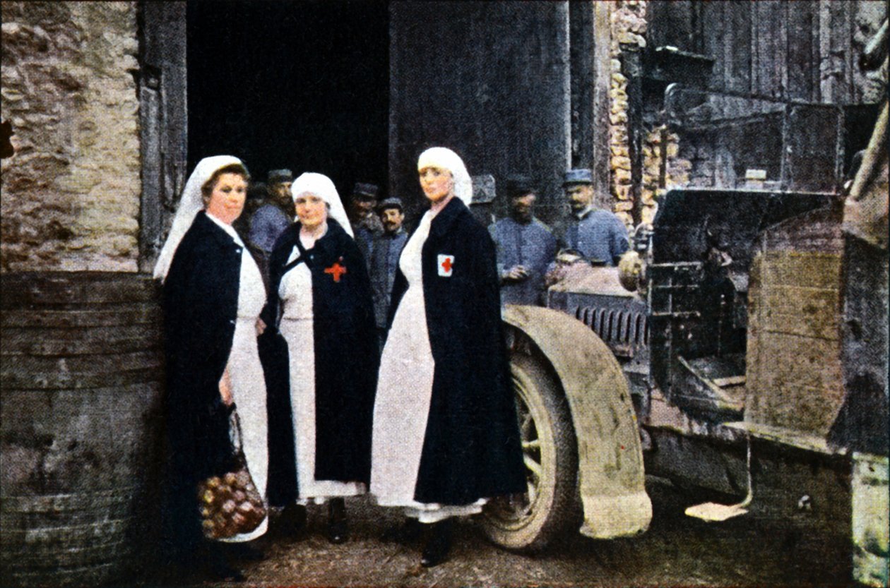 Kızıl Haç giyen üç kadın ve bir araçla Fransız ambulans personeli, Verdun, Eylül 1916 (otokrom) by Jules Gervais Courtellemont