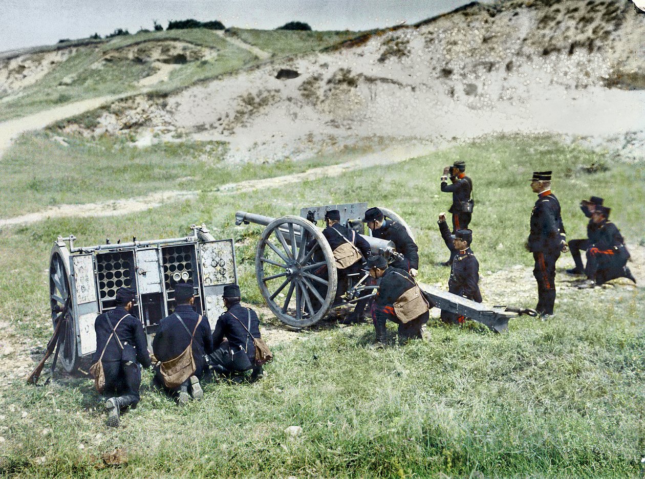 Eylül 1914#39;te Paris#39;in doğusundaki Marne Savaşı sırasında havan topuyla Fransız askerleri by Jules Gervais Courtellemont