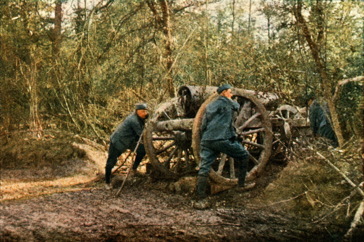 Obüs ile ormanda üç Fransız askeri, Verdun, Eylül 1916 (otokrom) by Jules Gervais Courtellemont