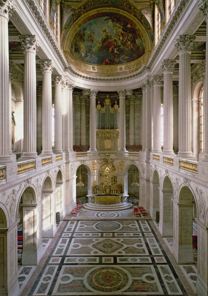 Robert de Cotte (1656-1735) tarafından tamamlanan doğuya bakan Chapelle Royale (Kraliyet Şapeli), 1699