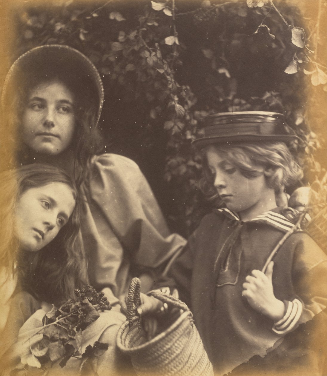 Elizabeth Keown, Kate Keown ve Freddy Gould, c. 1866-1868. by Julia Margaret Cameron
