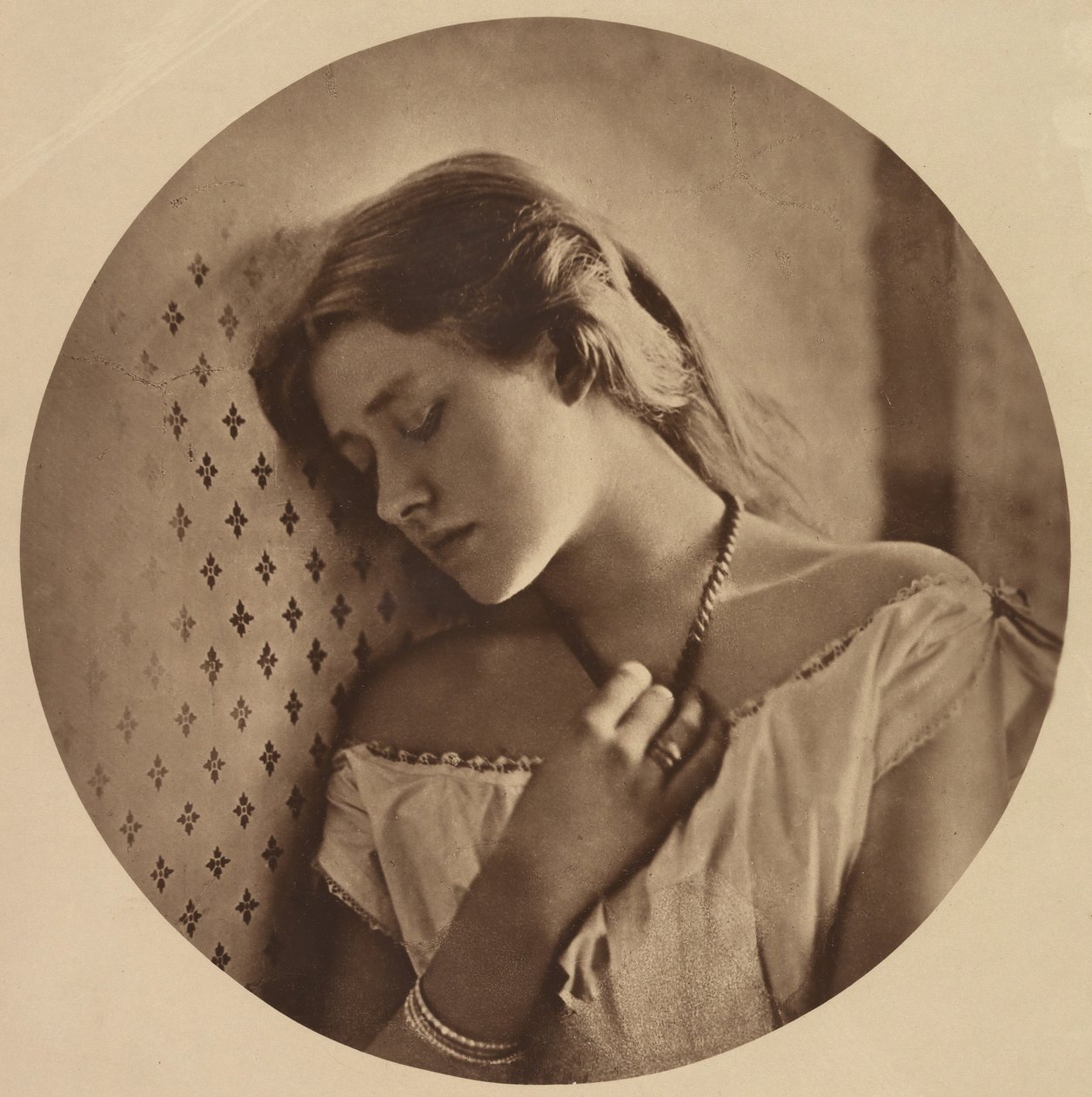 Ellen Terry, on altı yaşında, 1864, ca. 1913. by Julia Margaret Cameron