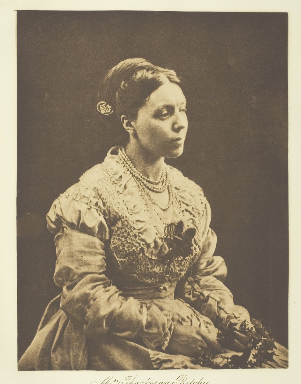 Bayan Thackeray Ritchie, 1870, basılmış c. 1893. by Julia Margaret Cameron