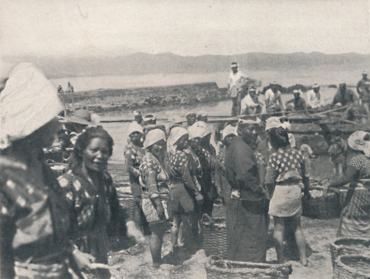Tai-no-ura - balıkçı tekneleri, ağları ve sepetleri olan erkekler ve kadınlar, c1900, 1921. by Julian Leonard Street