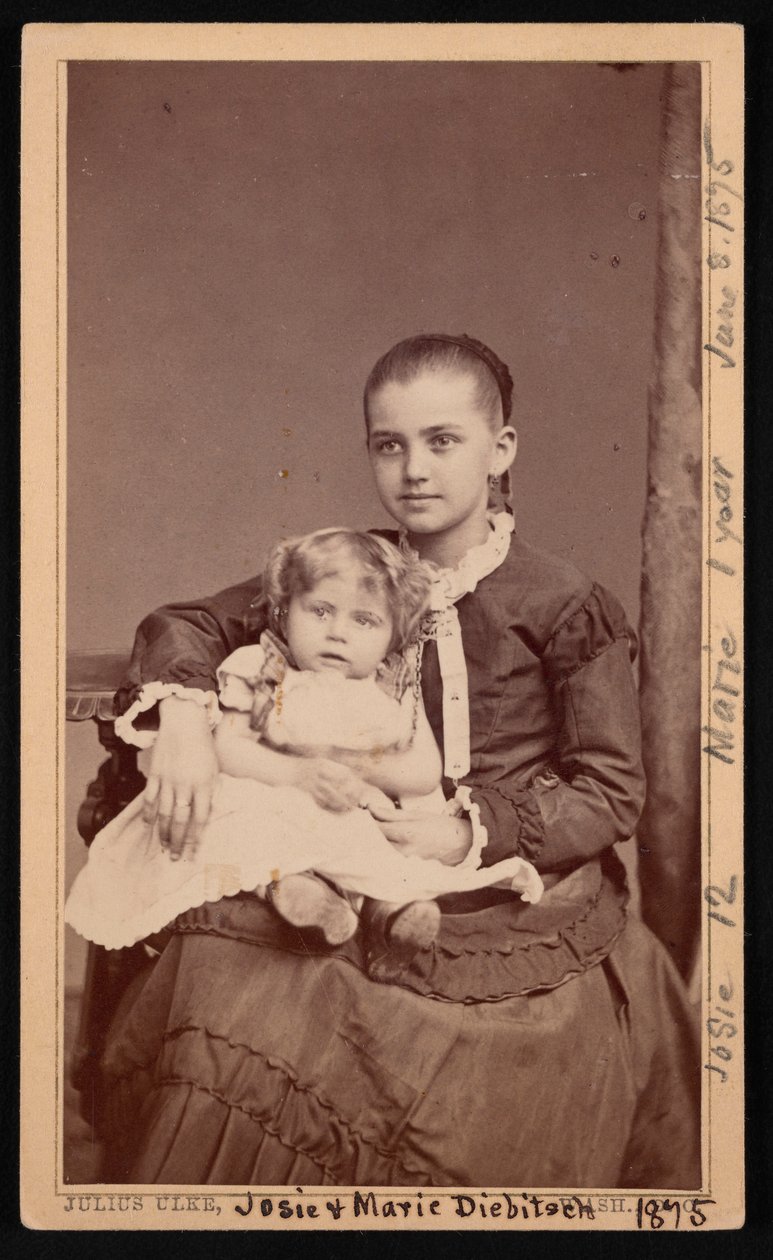 Herman Henry Diebitsch Çocuklarının Grup Portresi, Marie ve Josephine Josie, 8 Haziran 1875. by Julius Ulke