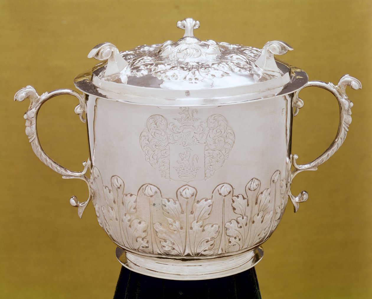 İki kulplu fincan ve kapak, c.1695 (gümüş) by Jurian Blanck