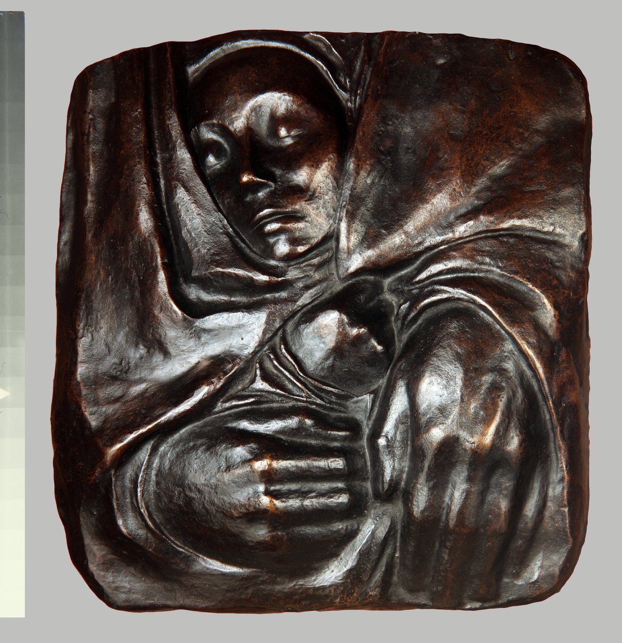 Ellerinin Huzurunda Yat, 1936 (bronz) by Käthe Kollwitz