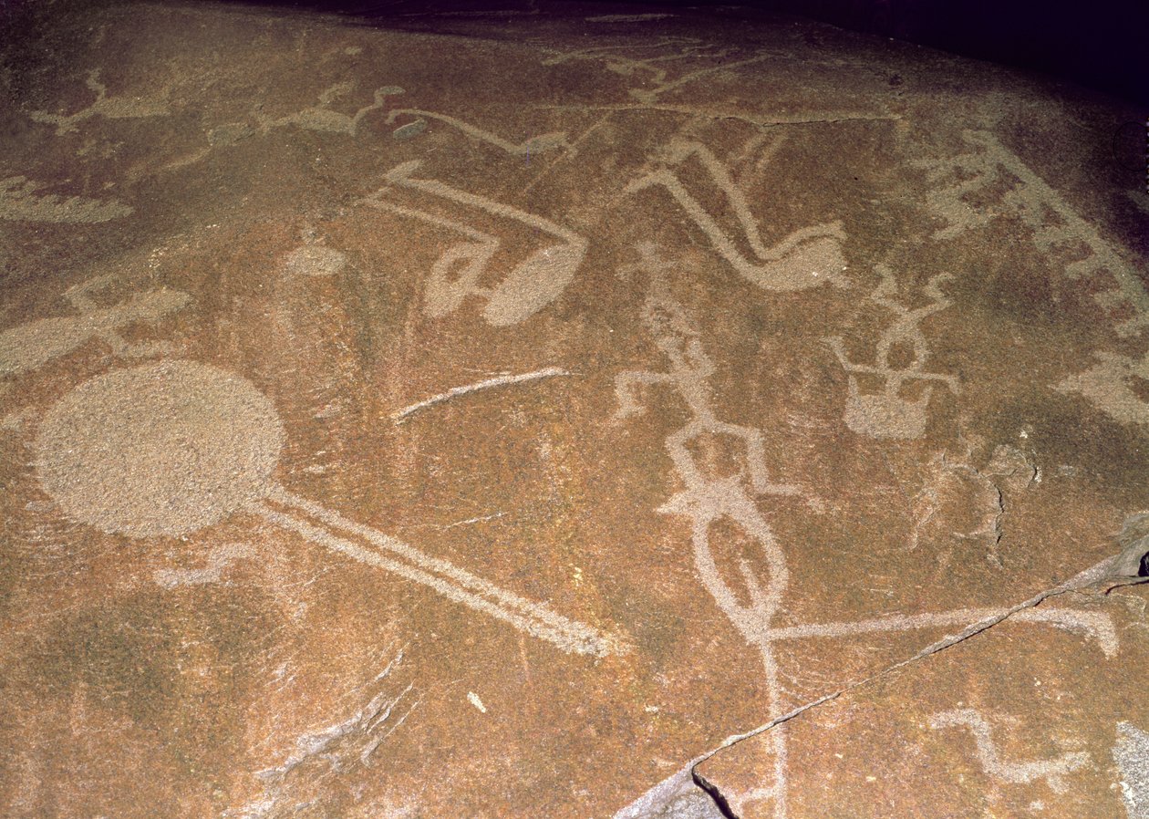 Figürleri, geyikleri, geyikleri, kuşları, tekneleri ve daireleri betimleyen oyma petroglif, MÖ 3. binyıl (granit) by Karelian
