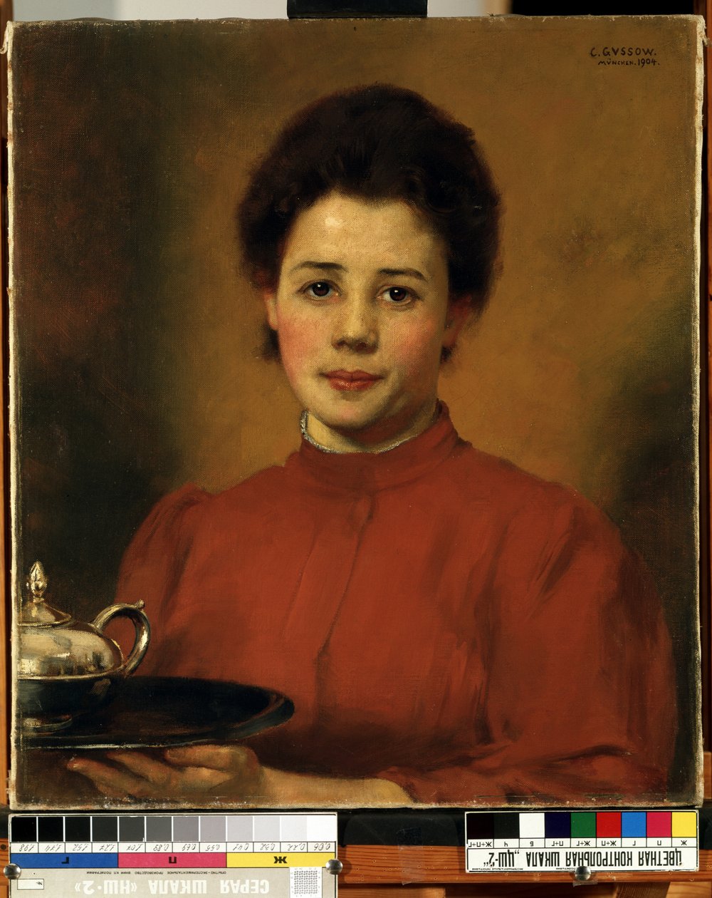 "Kırmızılı Genç Kadın" Gümüş Çaydanlıklı Tepsi Taşıyan Bir Kadının Portresi. (Kırmızılı bir kadın) Karl (Carl) Gusov (1843-1907) tarafından yapılan resim 1904 Mikalojus Konstantinas Ciurlionis Güzel Sanatlar Müzesi, Kaunas, Litvanya by Karl Gussow