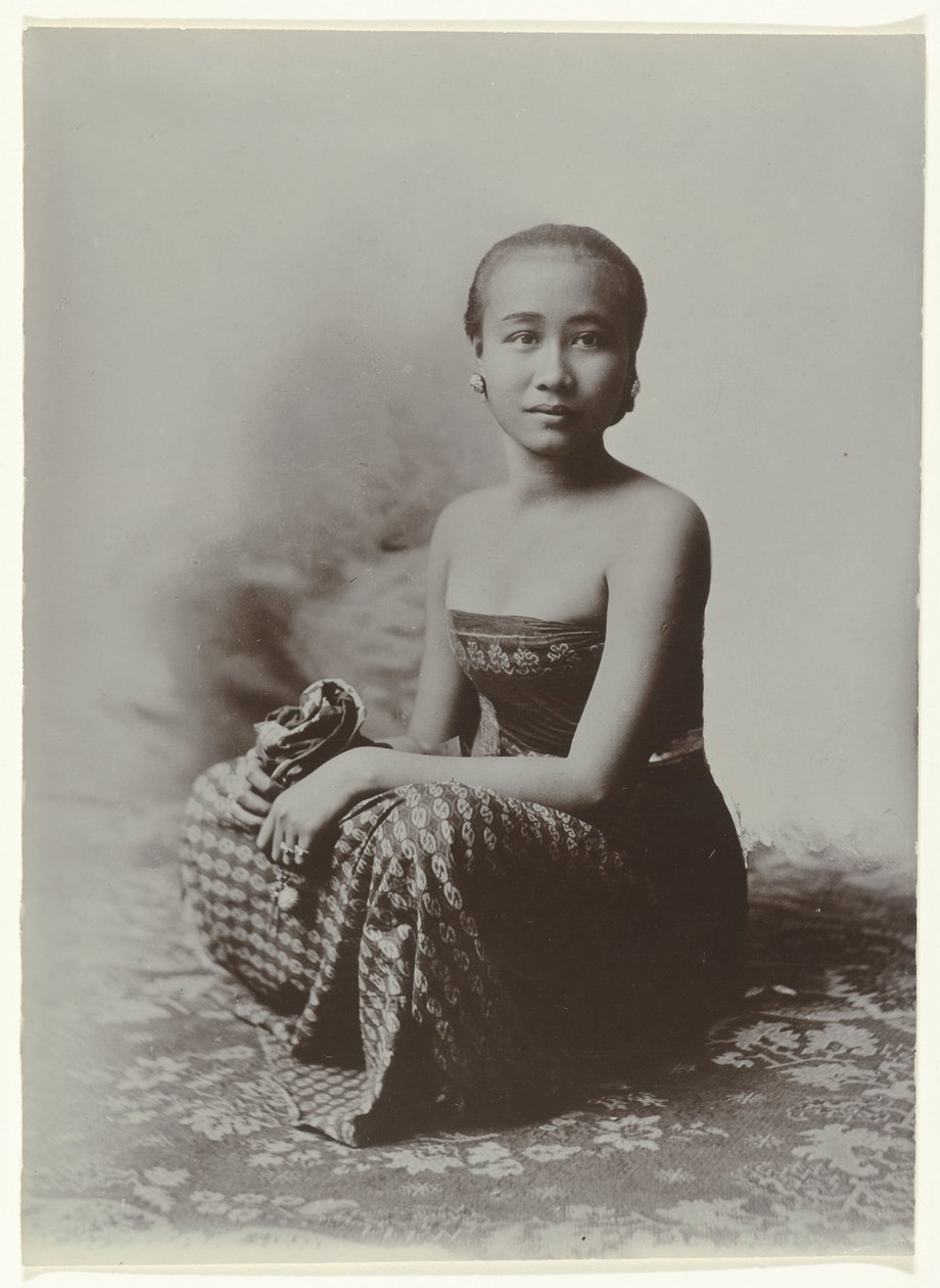 Batik motifli bir Malaya peştemâli içinde oturan genç bir Cava kadının stüdyo portresi by Kassian Cephas