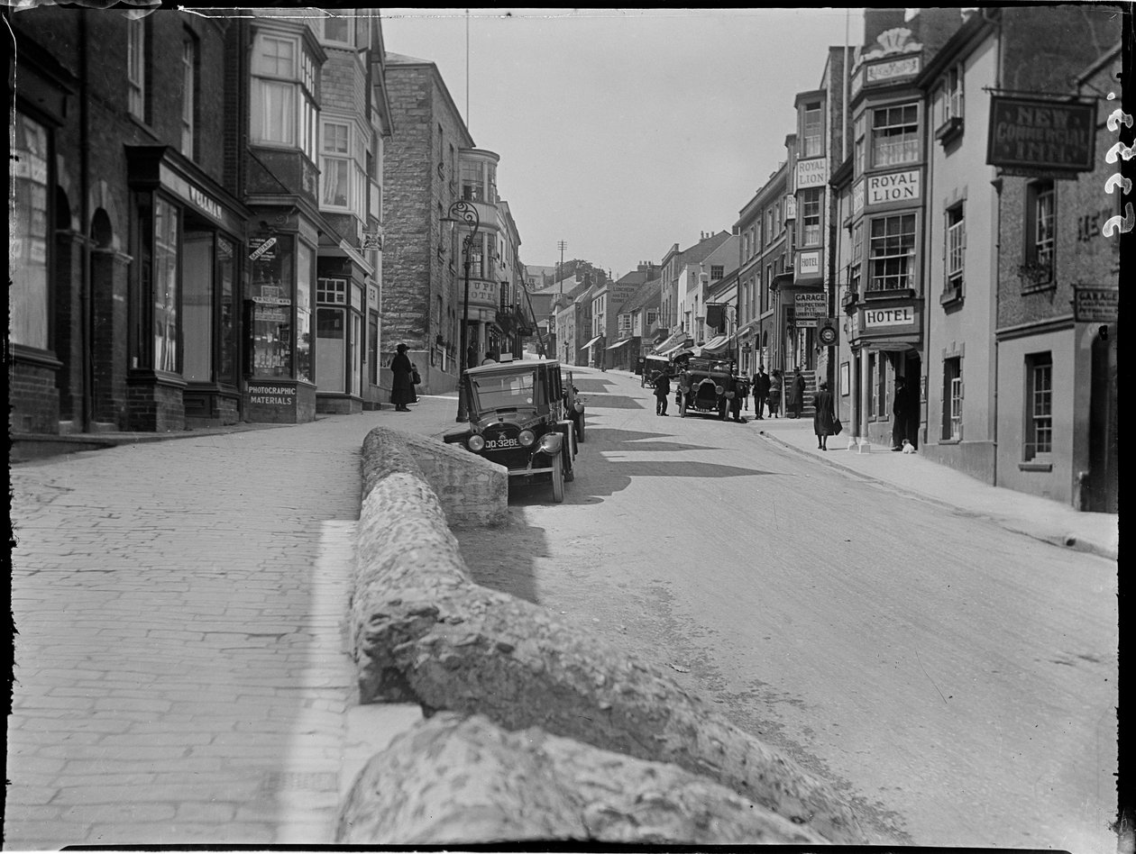 Broad Street, Lyme Regis, Dorset, 22/05/1925 (s/b fotoğraf) by Katherine Jean Macfee