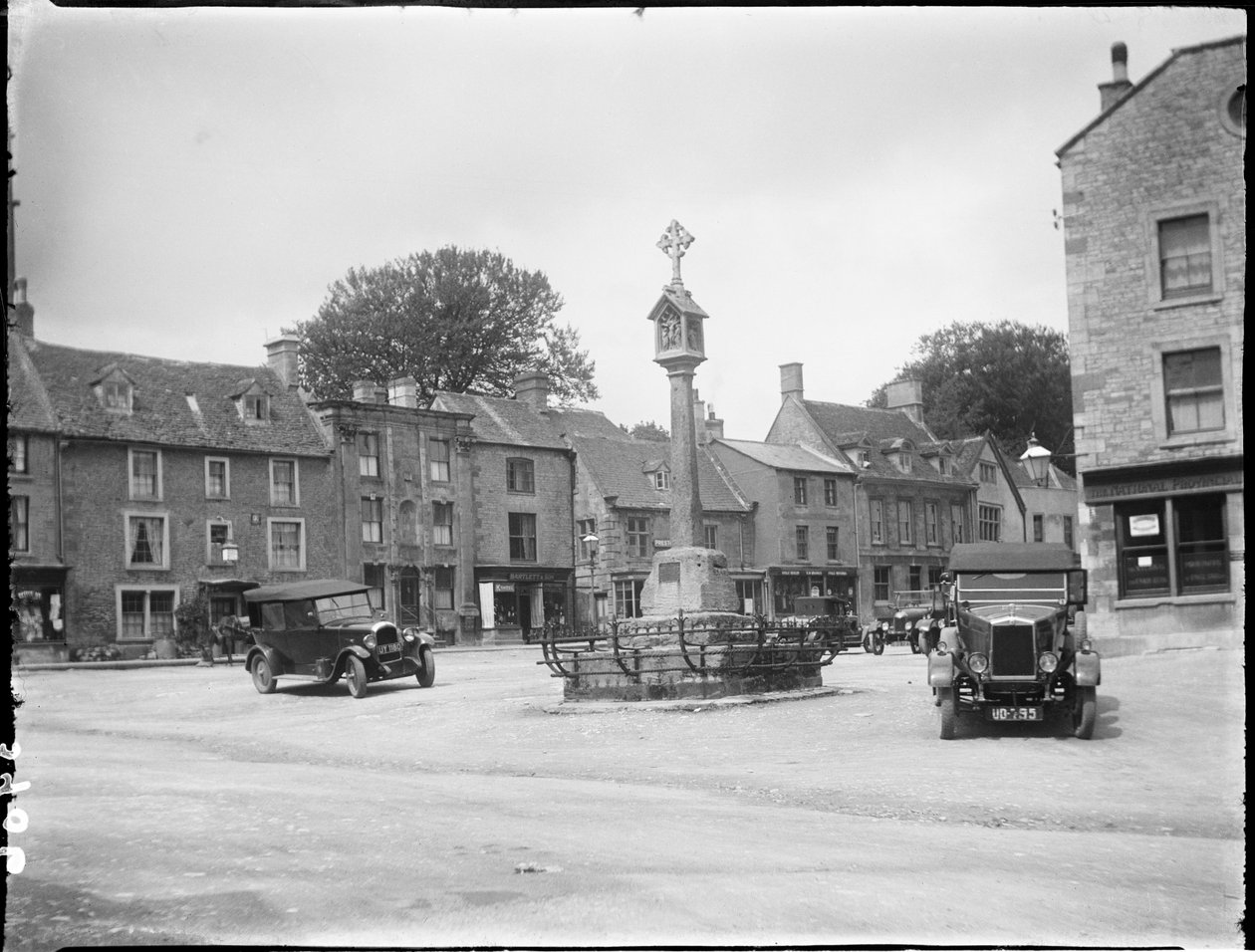 Pazar Meydanı, Stow-On-The-Wold, Cotswold, Gloucestershire, 09 Mayıs 1928 - 23 Mayıs 1928 (s/b fotoğraf) by Katherine Jean Macfee