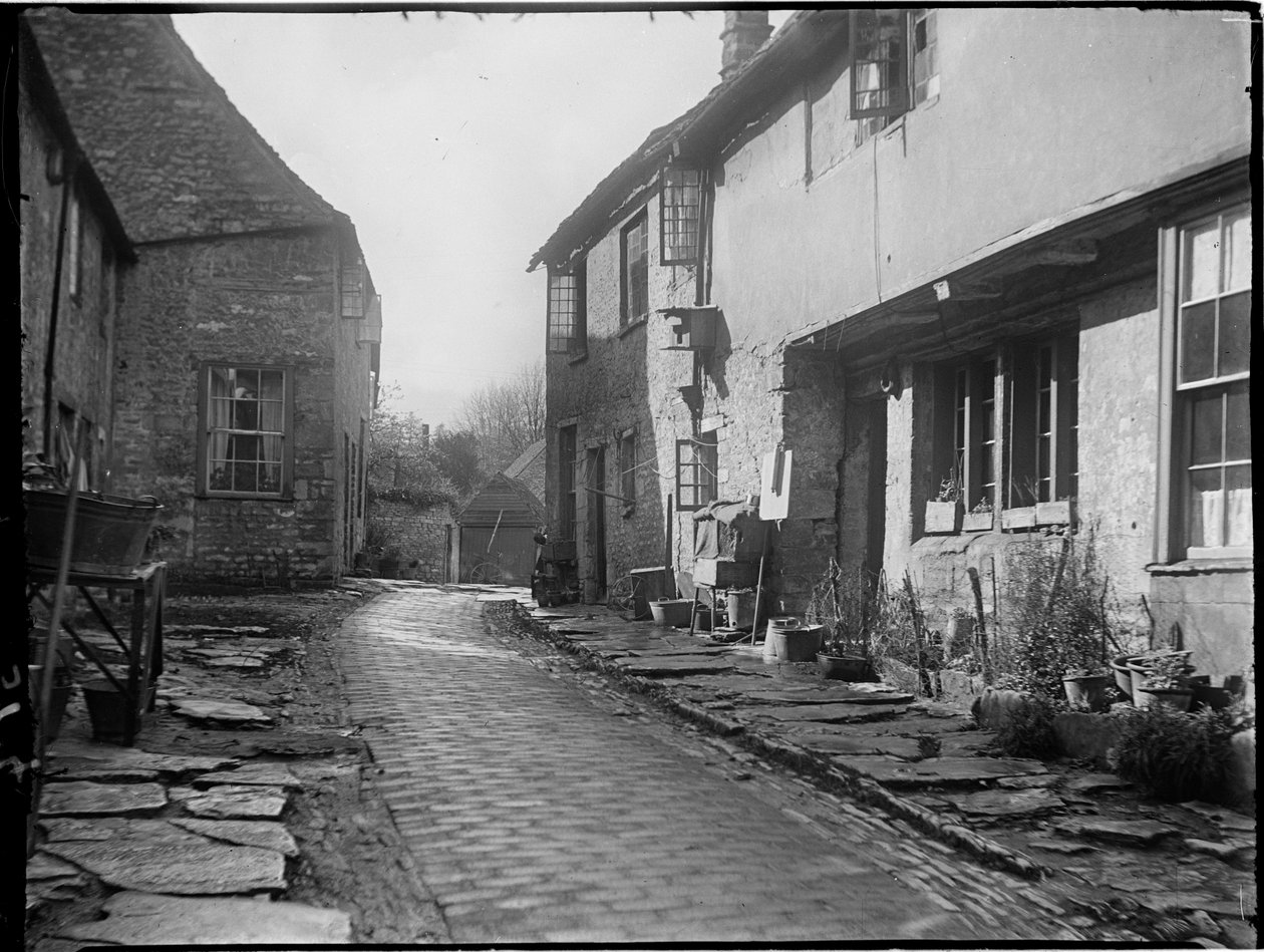 Old George Yard, Burford, Oxfordshire, 22 Nisan 1924 - 06 Mayıs 1924 (s/b fotoğraf) by Katherine Jean Macfee