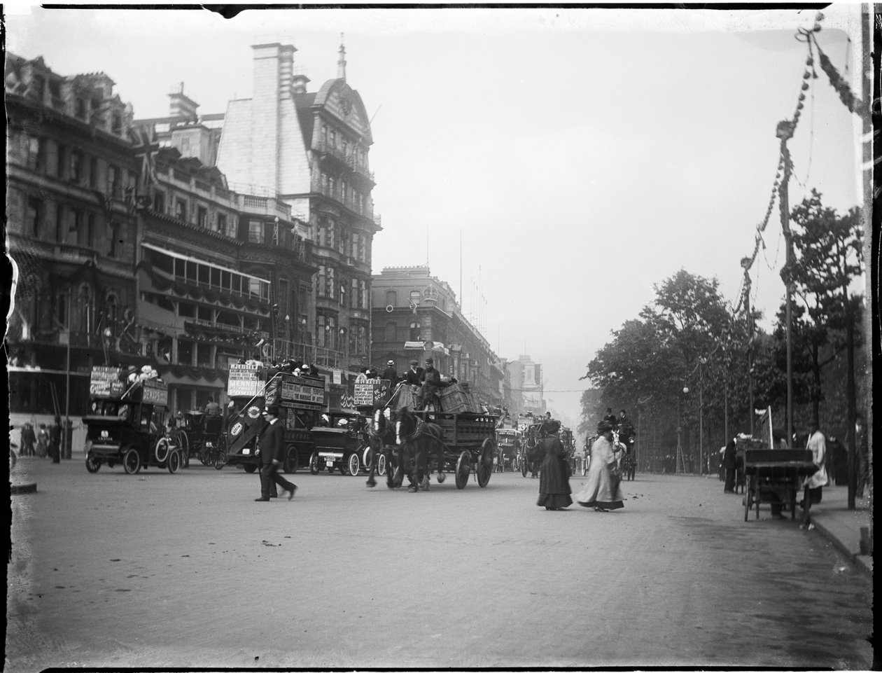 Piccadilly, Westminster Şehri, Londra, 20/06/1911 (s/b fotoğraf) by Katherine Jean Macfee
