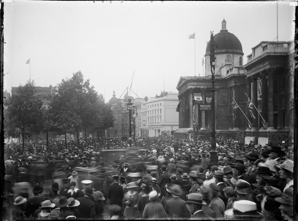 Trafalgar Meydanı, St James, Westminster Şehri, Londra, 28/06/1919 (s/b fotoğraf) by Katherine Jean Macfee
