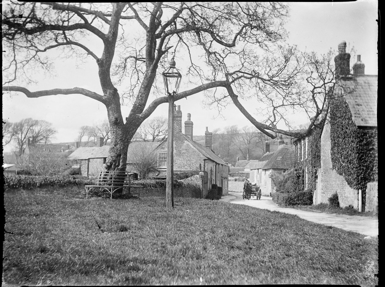 Village Green, Burton Bradstock, Dorset, 24 Nisan 1922 - 08 Mayıs 1922 (s/b fotoğraf) by Katherine Jean Macfee