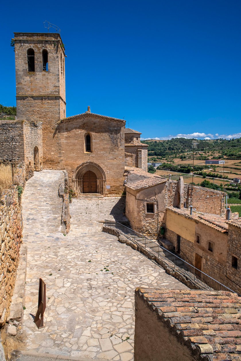 Gün batımında Guimerà ortaçağ köyü Urgell, Lleida, 2021 (fotoğraf) by Alec Hunter