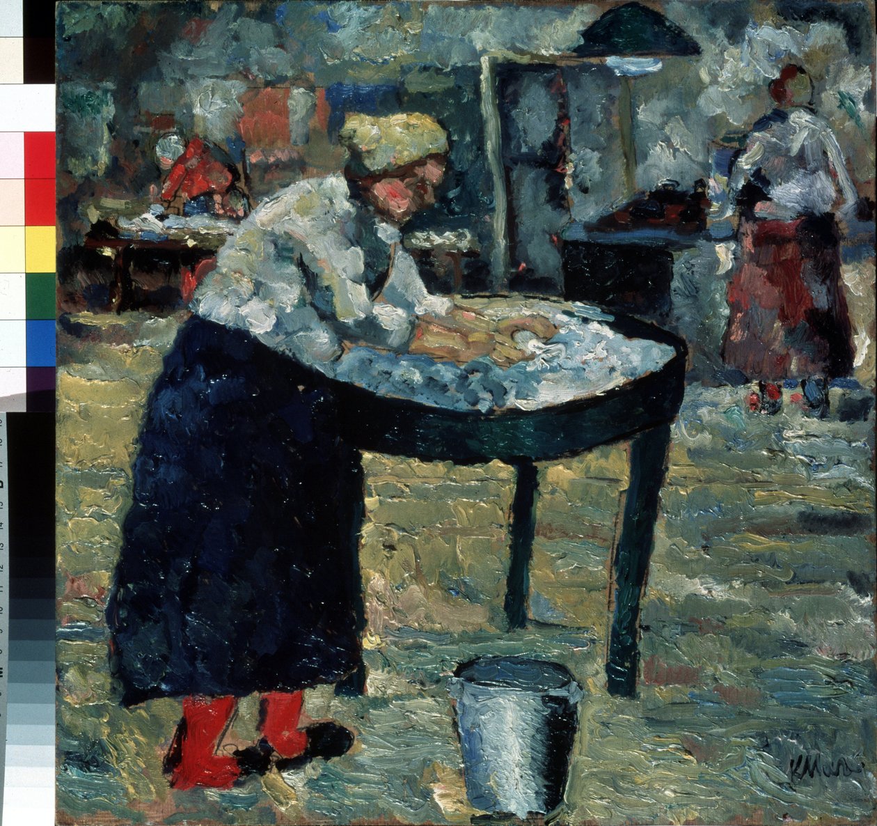 Bir çamaşırcı (Bir Çamaşırcı). Bir avluda, bir kadın yükseltilmiş bir küvetin üzerine eğildi, çamaşır yıkamakla meşgul, ayaklarının dibinde metal bir kova. Arka planda diğer kadınlar tamamlayıcı faaliyetler yapıyor, su ısıtıyor, ütü yapıyor. Baskı by Kazimir Severinovich Malevich