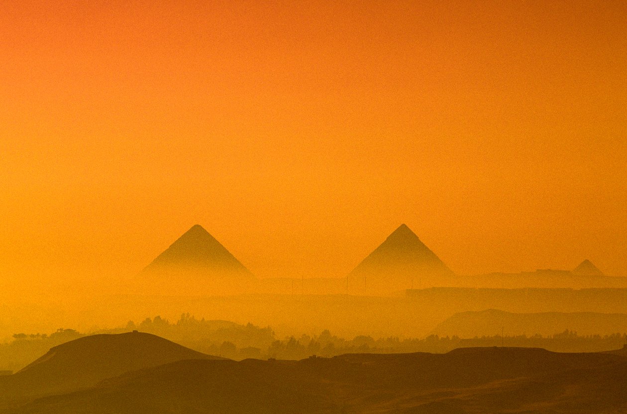 Mısır; Eski Krallık; Giza Platosu; Giza Piramitleri; Khufu; Khafre; Menkaure by Kenneth Garrett