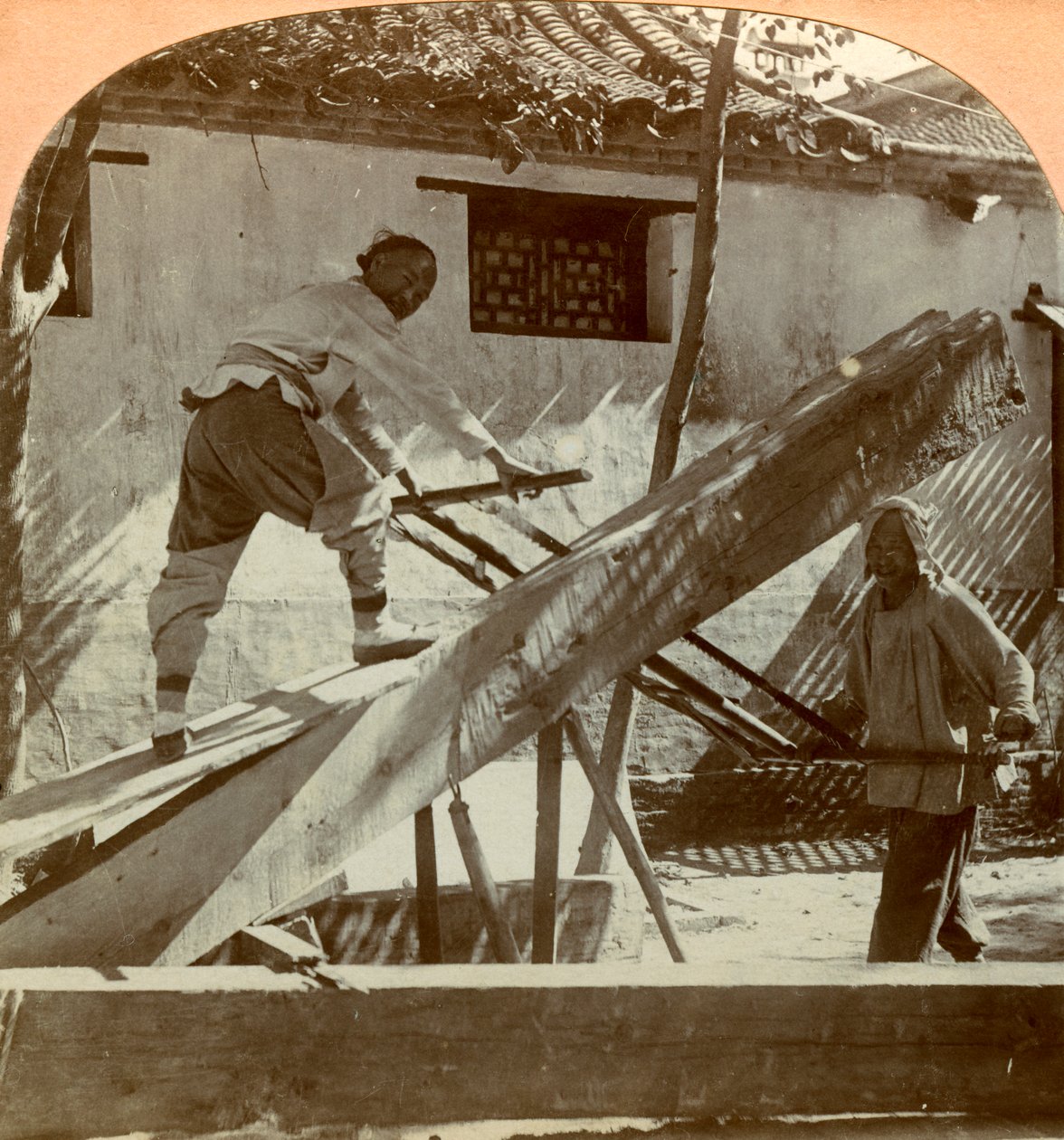 Çinli bir testere fabrikası, Pekin, Çin, 1900. by Keystone View Company