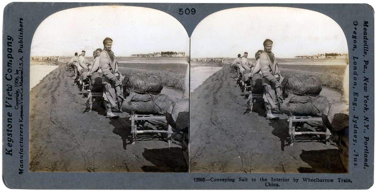 El arabası treniyle tuzun içeriye taşınması, Çin, 1906 by Keystone View Company