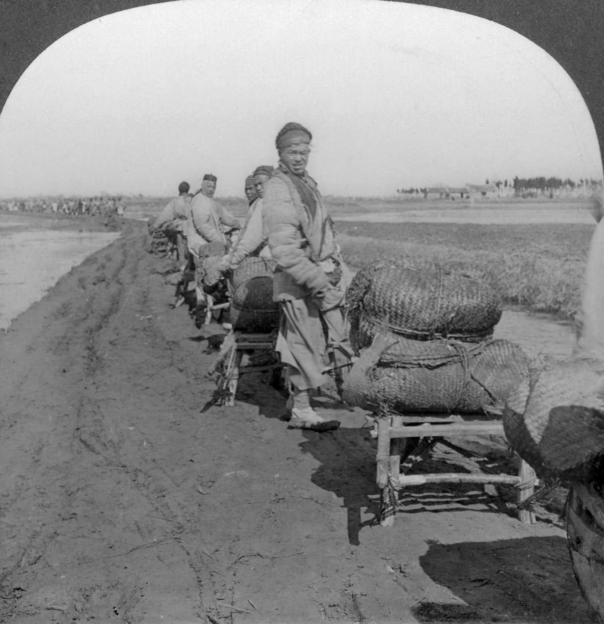 El arabası treniyle tuzun içeriye taşınması, Çin, 1907 by Keystone View Company