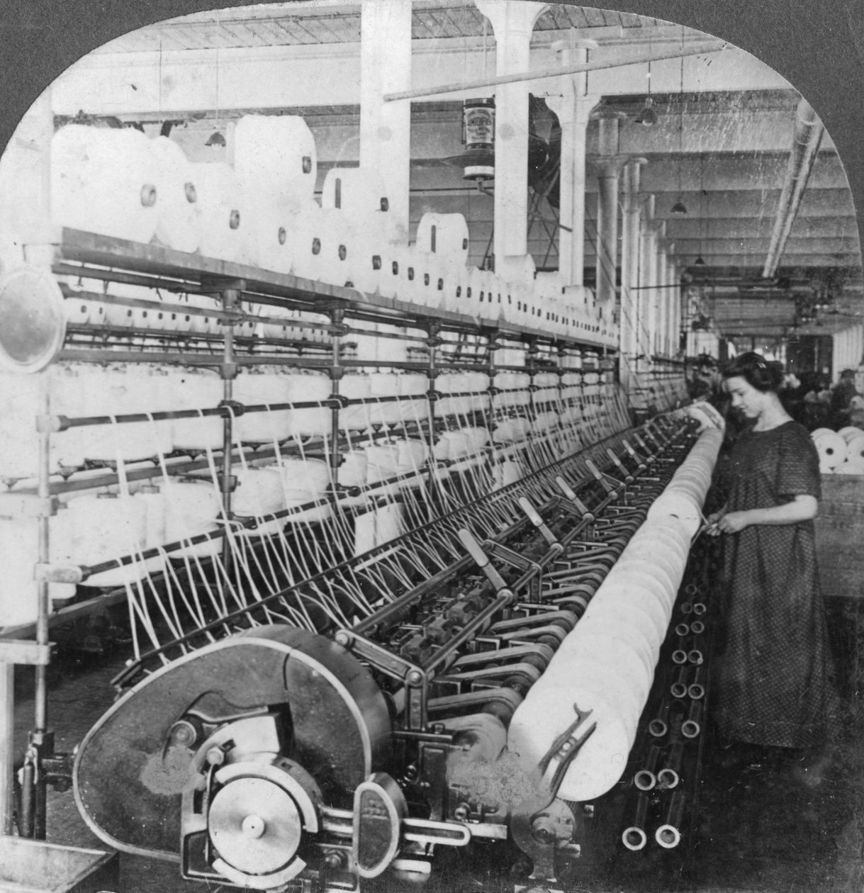 Büyük bir yün fabrikasında çift çerçeve, Lawrence, Massachusetts, ABD, 20. yüzyılın başlarında by Keystone View Company