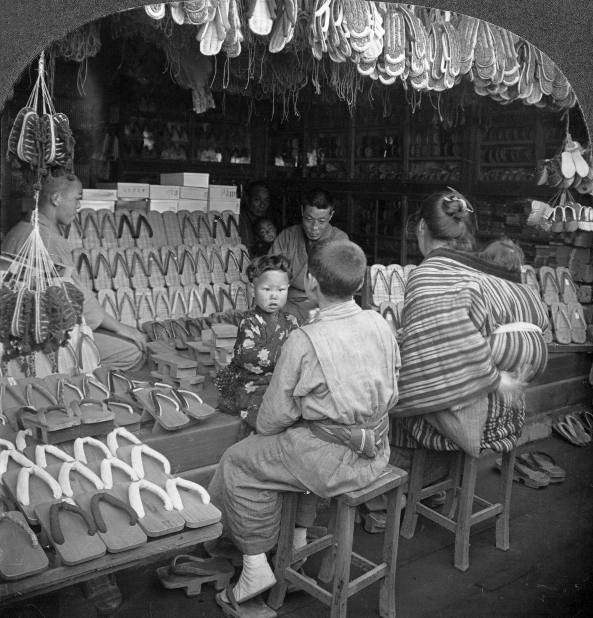 Japon ayakkabı mağazası, 20. yüzyılın başlarında by Keystone View Company