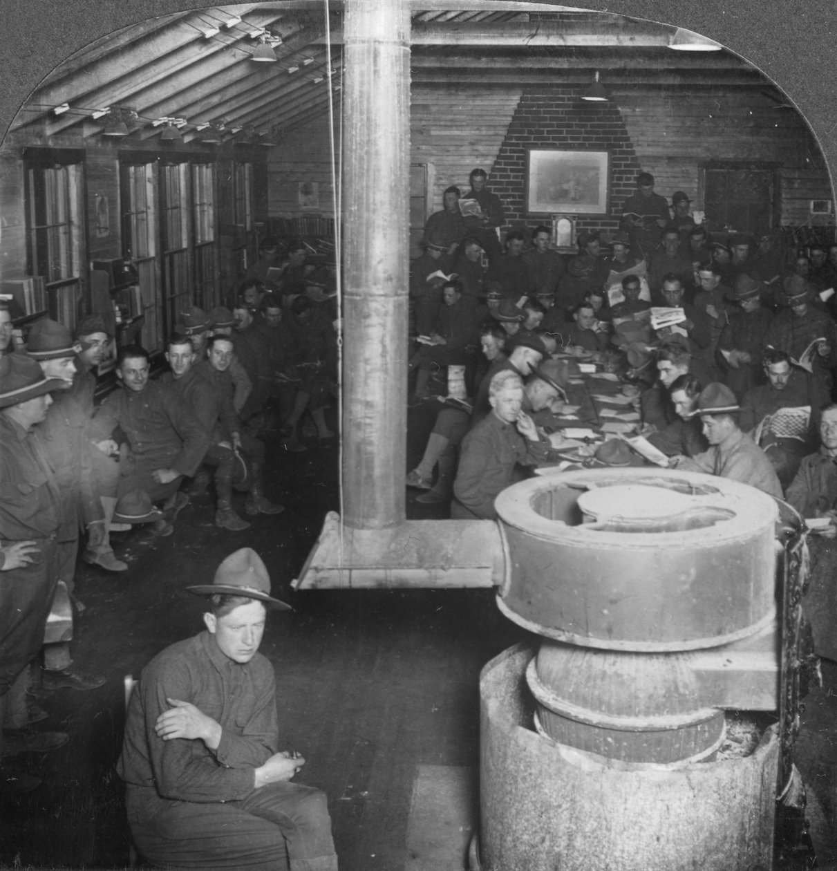 Bir YMCA ordu kamp kulübesinin sosyal odası, 20. yüzyılın başlarında by Keystone View Company