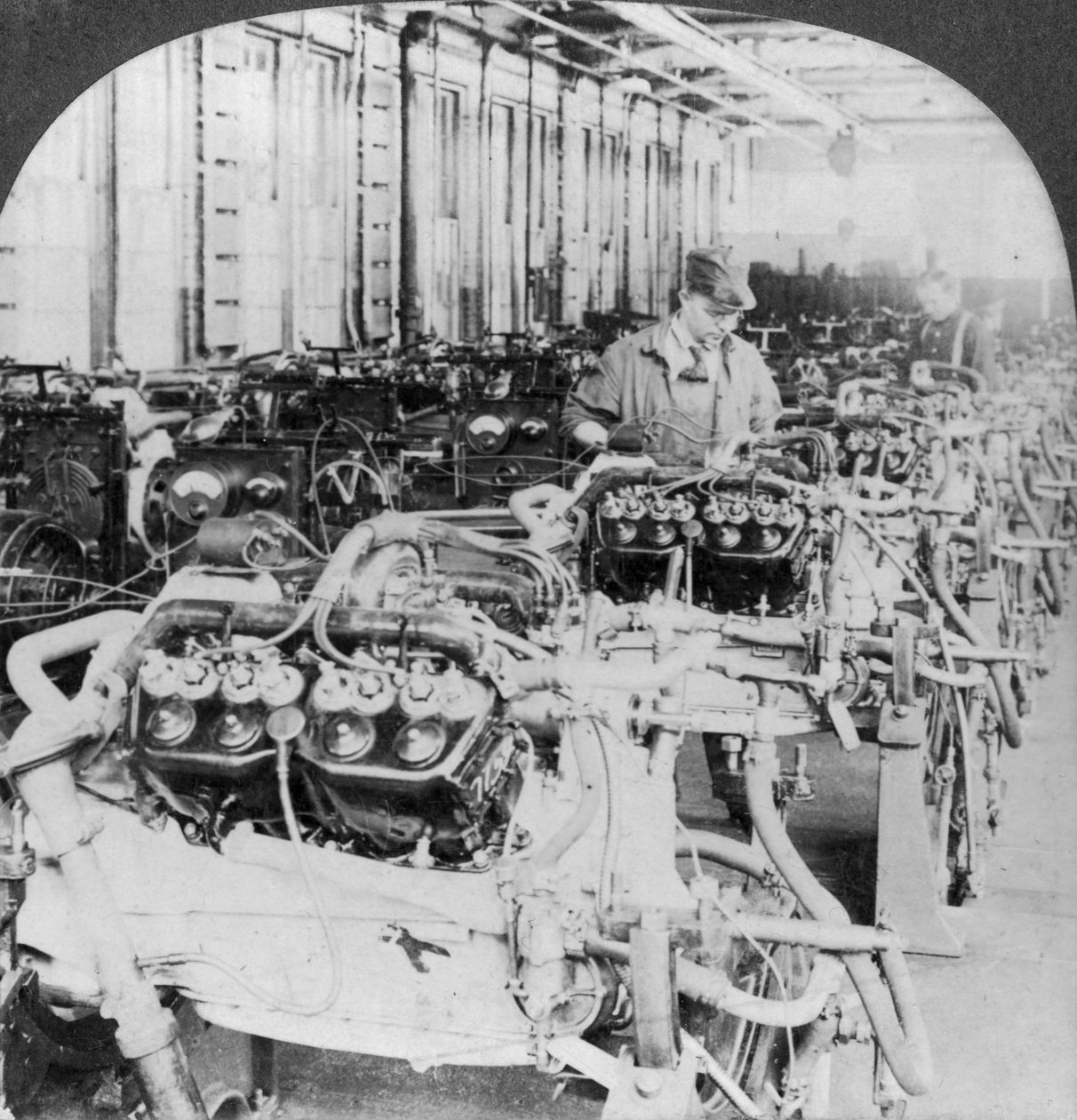 Bir otomobil fabrikasında test motorları, Detroit, Michigan, ABD, 20. yüzyıl by Keystone View Company
