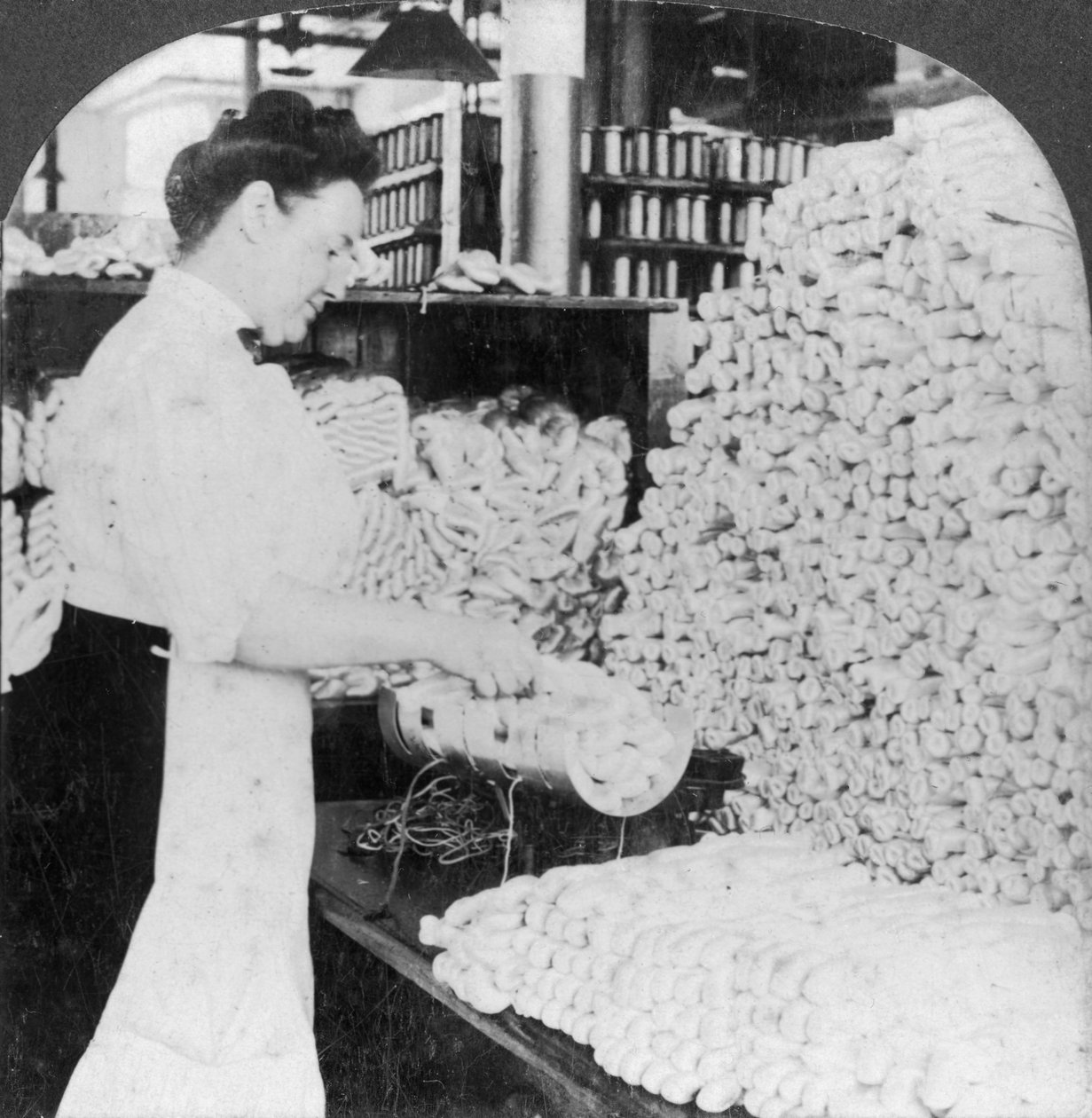 Ham ipek çilelerinin tartılması ve ayıklanması, Güney Manchester, Connecticut, ABD, 20. yüzyılın başlarında by Keystone View Company