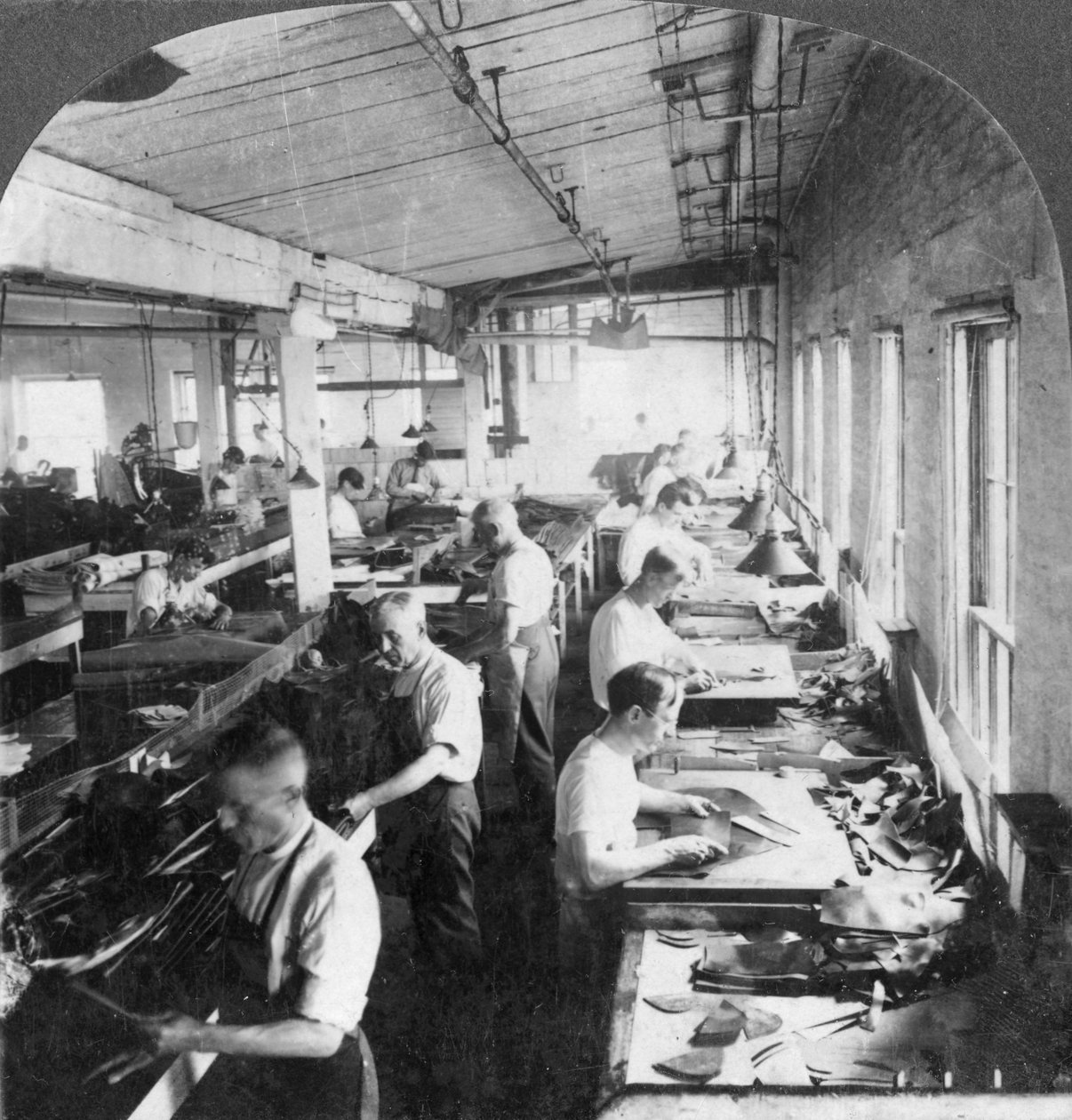 Bir fabrikada ayakkabılar için deri kesen işçiler, Lynn, Massachusetts, ABD, 20. yüzyıl by Keystone View Company