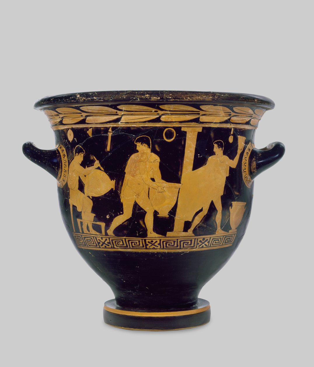 Bir çömlekçi atölyesinin içiyle süslenmiş tavan arası kırmızı figürlü çan krateri, MÖ 430-425 (seramik) (ayrıntılar için bkz. 100557) by Komaris Painter
