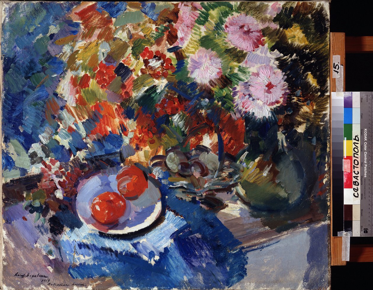 Asterler ve Domatesler (Asterler ve Domatesler). Natürmort, büyük bir buket çiçek ve bir masaya yerleştirilmiş iki domatesli bir tabak ile. Konstantin Alekseyeviç Korovin
