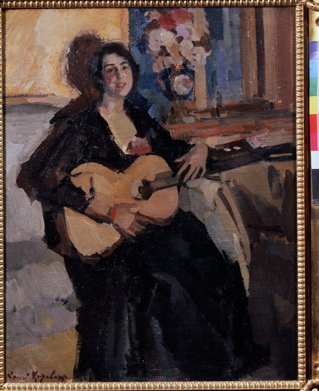 Gitarlı kadın. (gitarlı kadın). Gülümsüyor, bir bankta oturuyor, bir buket çiçeğin yanında ve siyahlar içinde. Konstantin Alekseyeviç Korovin