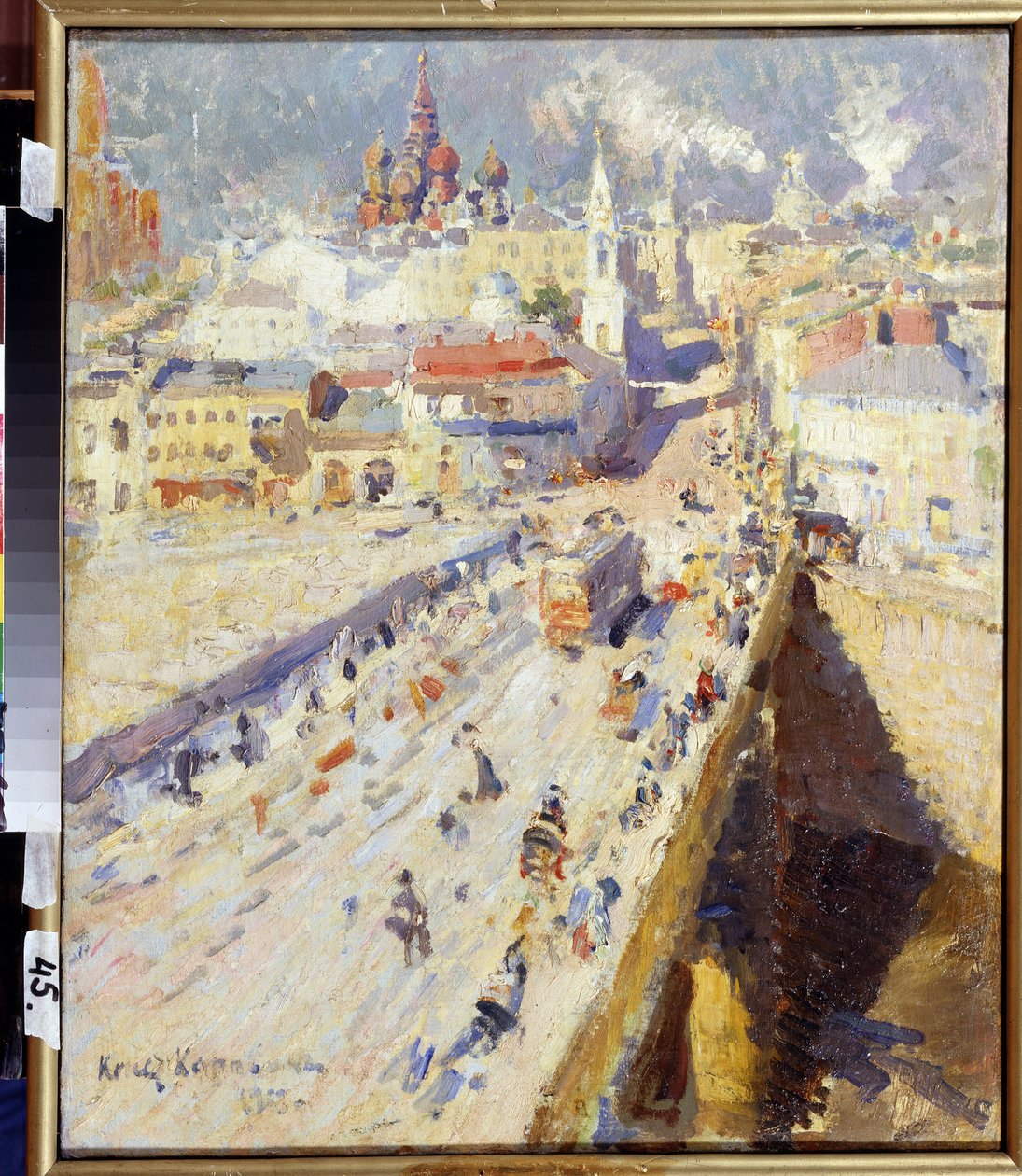Eski Moskova (Eski Moskova). Binaların cepheleri ve kiliselerin çatıları ile şehre giden köprünün göz kamaştırıcı bir güneş altında görünümü. Konstantin Alekseyeviç Korovin