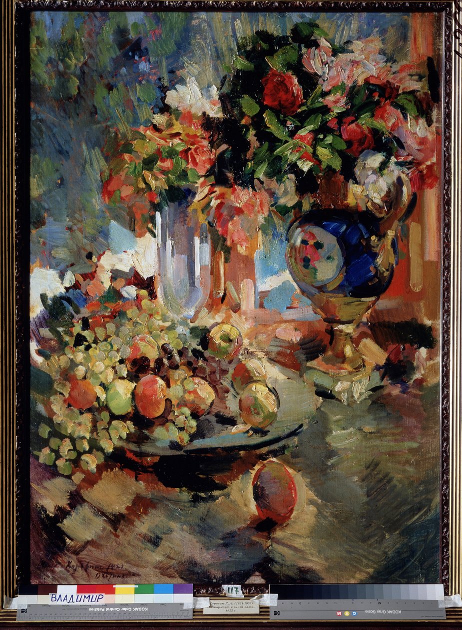 Mavi Vazolu Natürmort. Bir masada, iki çiçek buketi ile meyve (üzüm ve elma) ile dolu bir tabak. Konstantin Alekseyeviç Korovin