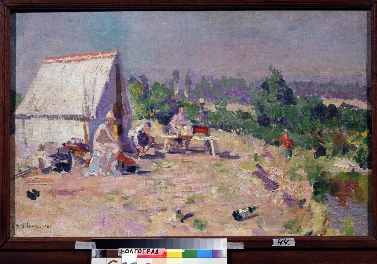 Piknik (piknik). (Piknikte). Aile hayatı sahnesi, bir nehrin kenarında, bir çadır ve bazı katlanır mobilyalar güneşte, dışarıda bir öğle yemeği ve dinlenme günü için kurulur. Bazı çöpler yere saçıldı. boyama by Konstantin Alekseevich Korovin