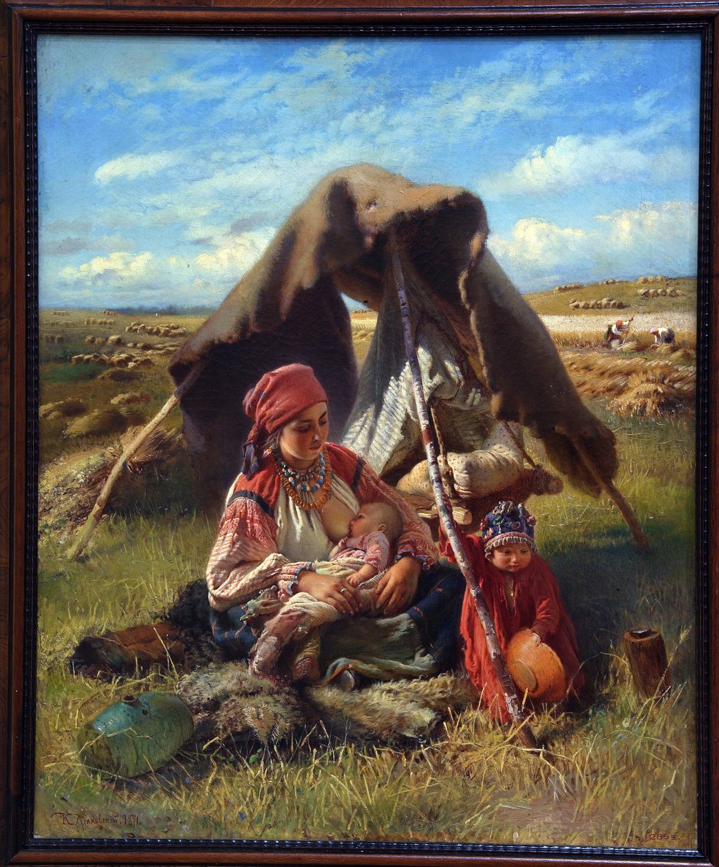 orakçı. Hasat sırasında, bir kadın yeni doğan bebeğini emzirirken, biraz daha yaşlı olan başka bir çocuğu izliyor, arka planda köylüler tarlada çalışıyor. Konstantin Yegorovich Makovsky