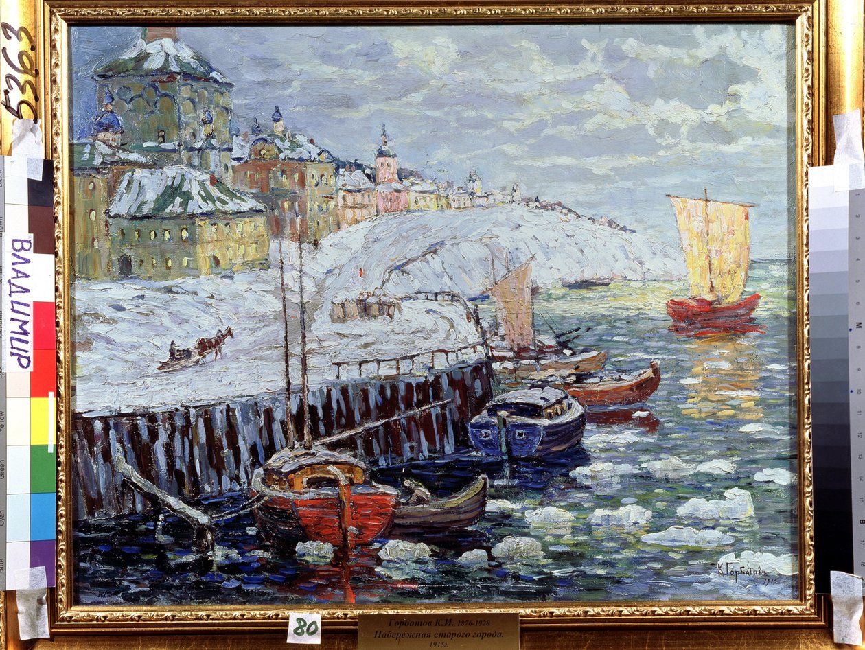 Eski bir Rus kasabasında set. Kar bloklarıyla kaplı bir nehirde teknelerin demirlediği rıhtımların tanımı, arka planda bir kasaba ve yola çıkan bir yelkenli tekne. Konstantin tarafından boyama (Co by Konstantin Ivanovich Gorbatov